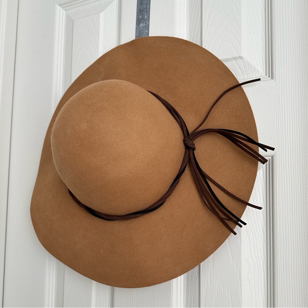 Felt/wool floppy hat with tassel